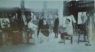 Agosto de 1928: Humberto Chaves dicta su clase de pintura en el nuevo Palacio de Bellas Artes.  Foto cortesía de la Sociedad de Mejoras Públicas de Medellín